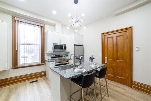 82 Victoria Avenue S, Hamilton, ON - Indoor Photo Showing Kitchen