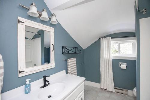 6 Lincoln Avenue, Brantford, ON - Indoor Photo Showing Bathroom