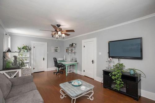 6 Lincoln Avenue, Brantford, ON - Indoor Photo Showing Living Room