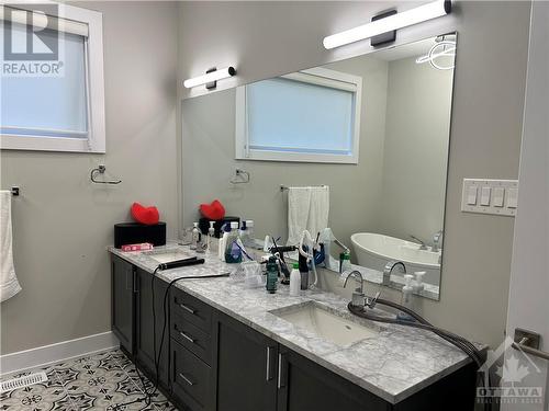 2930 Ahearn Avenue, Ottawa, ON - Indoor Photo Showing Bathroom