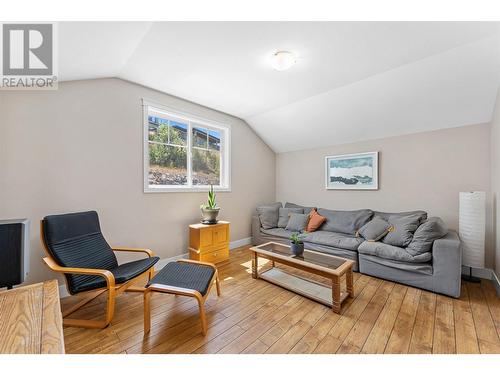 1419 Montenegro Drive, Kelowna, BC - Indoor Photo Showing Living Room