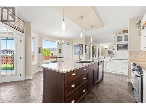 1419 Montenegro Drive, Kelowna, BC - Indoor Photo Showing Kitchen With Upgraded Kitchen