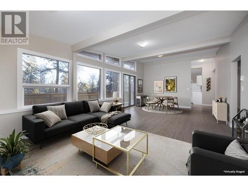 7884 Alpine Road, Kelowna, BC - Indoor Photo Showing Living Room