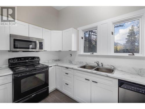 7884 Alpine Road, Kelowna, BC - Indoor Photo Showing Kitchen With Double Sink