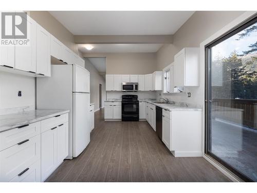 7884 Alpine Road, Kelowna, BC - Indoor Photo Showing Kitchen