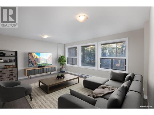 7884 Alpine Road, Kelowna, BC - Indoor Photo Showing Living Room