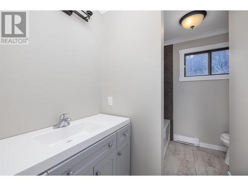 7884 Alpine Road, Kelowna, BC - Indoor Photo Showing Bathroom