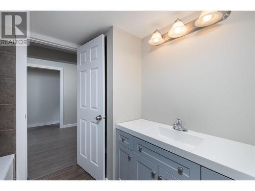 7884 Alpine Road, Kelowna, BC - Indoor Photo Showing Bathroom