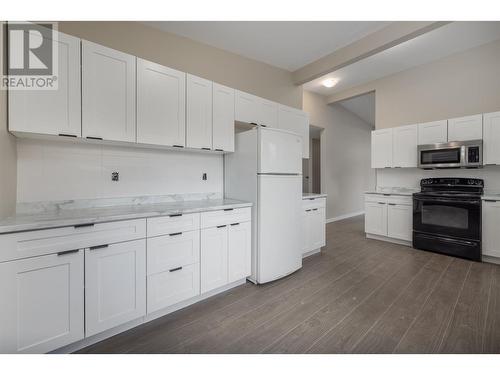 7884 Alpine Road, Kelowna, BC - Indoor Photo Showing Kitchen