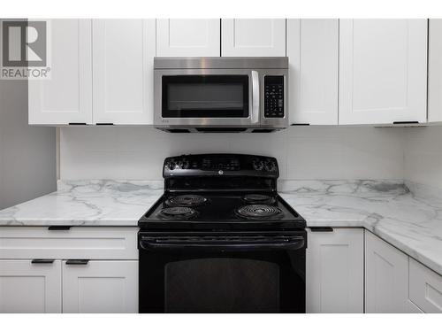 7884 Alpine Road, Kelowna, BC - Indoor Photo Showing Kitchen