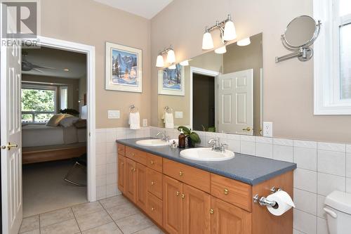 2675 Doebert Road, Blind Bay, BC - Indoor Photo Showing Bathroom