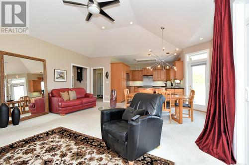 2675 Doebert Road, Blind Bay, BC - Indoor Photo Showing Living Room