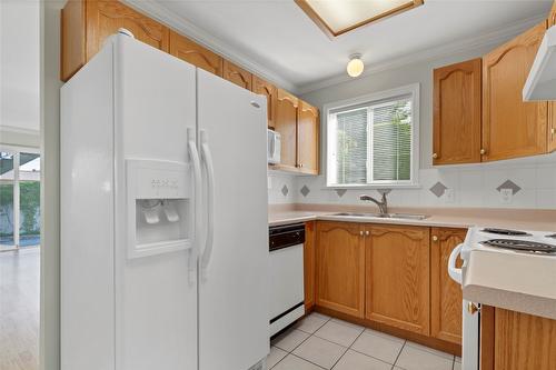 39-4740 20 Street, Vernon, BC - Indoor Photo Showing Kitchen With Double Sink