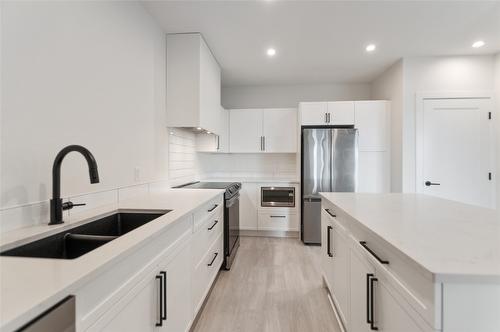 1135 Elk Street, Penticton, BC - Indoor Photo Showing Kitchen With Double Sink With Upgraded Kitchen