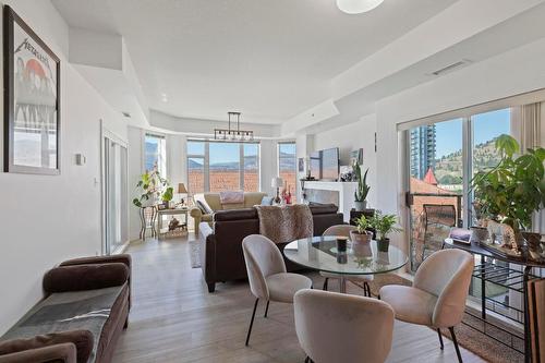 905-1128 Sunset Drive, Kelowna, BC - Indoor Photo Showing Dining Room