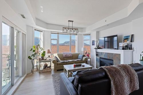 905-1128 Sunset Drive, Kelowna, BC - Indoor Photo Showing Living Room With Fireplace