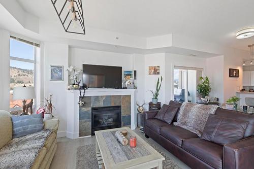 905-1128 Sunset Drive, Kelowna, BC - Indoor Photo Showing Living Room With Fireplace