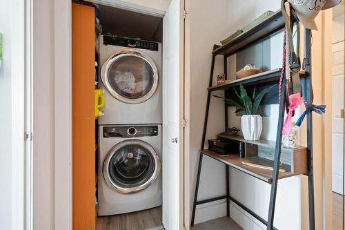 905-1128 Sunset Drive, Kelowna, BC - Indoor Photo Showing Laundry Room