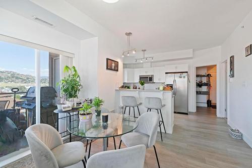 905-1128 Sunset Drive, Kelowna, BC - Indoor Photo Showing Dining Room