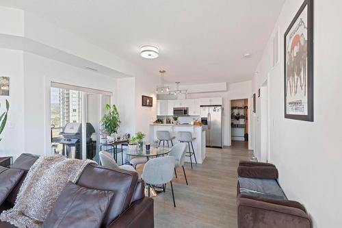 905-1128 Sunset Drive, Kelowna, BC - Indoor Photo Showing Living Room