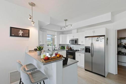 905-1128 Sunset Drive, Kelowna, BC - Indoor Photo Showing Kitchen