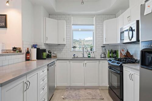 905-1128 Sunset Drive, Kelowna, BC - Indoor Photo Showing Kitchen