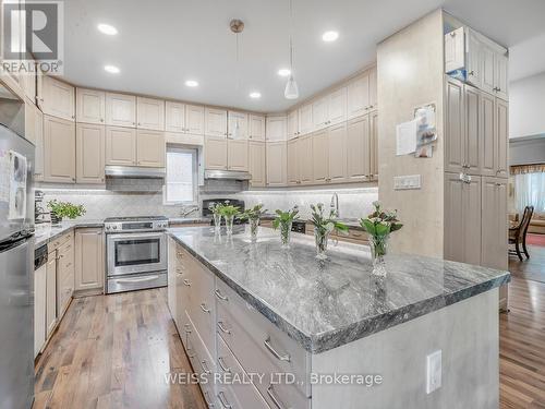 81 Brucewood Crescent, Toronto (Englemount-Lawrence), ON - Indoor Photo Showing Kitchen With Upgraded Kitchen