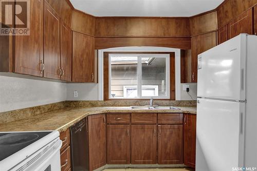 1402 Dover Avenue, Regina, SK - Indoor Photo Showing Kitchen With Double Sink