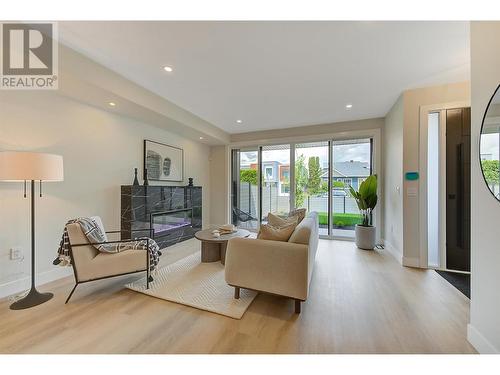 839 Lawson Avenue Unit# 2, Kelowna, BC - Indoor Photo Showing Living Room