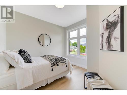 839 Lawson Avenue Unit# 2, Kelowna, BC - Indoor Photo Showing Bedroom