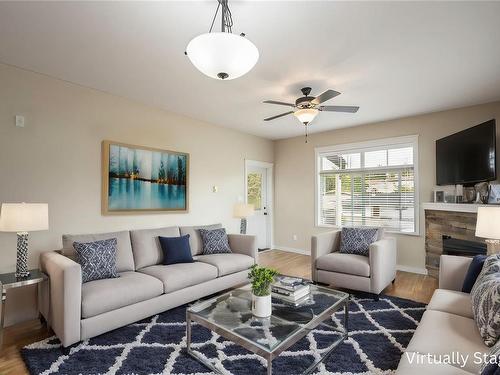 303-2115 Meredith Rd, Nanaimo, BC - Indoor Photo Showing Living Room