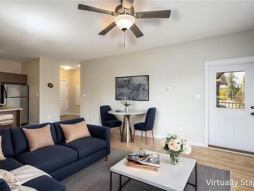 303-2115 Meredith Rd, Nanaimo, BC - Indoor Photo Showing Living Room