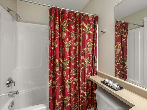 303-2115 Meredith Rd, Nanaimo, BC - Indoor Photo Showing Bathroom