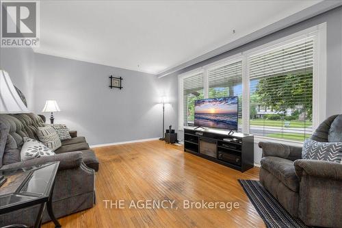 764 Parkdale Avenue, Fort Erie, ON - Indoor Photo Showing Living Room