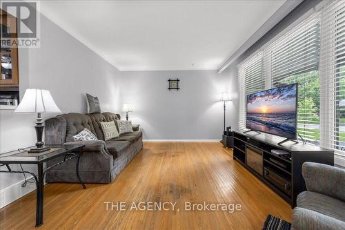 764 Parkdale Avenue, Fort Erie, ON - Indoor Photo Showing Living Room