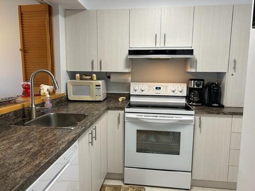 Kitchen - 2231-128 Rue Pinoteau, Mont-Tremblant, QC - Indoor Photo Showing Kitchen With Double Sink