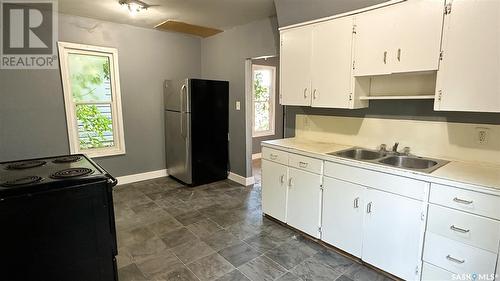 1324 Angus Street, Regina, SK - Indoor Photo Showing Kitchen With Double Sink