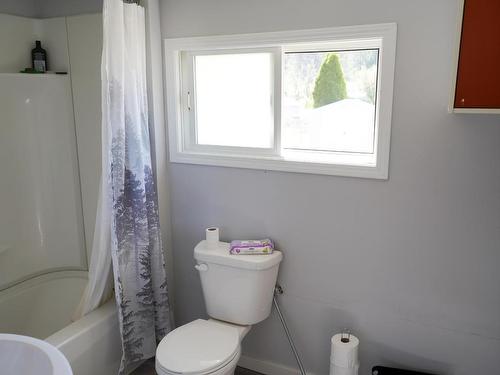 1405 Soues Street, Clinton, BC - Indoor Photo Showing Bathroom