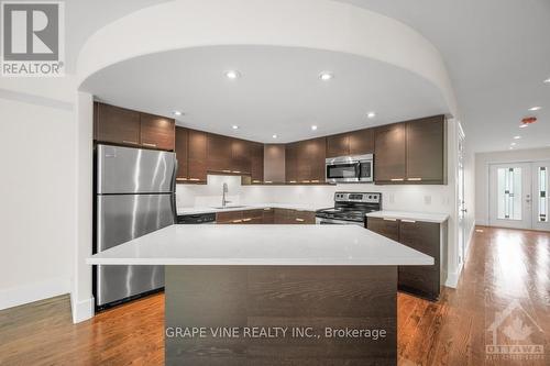 109 Montauk, Ottawa, ON - Indoor Photo Showing Kitchen With Upgraded Kitchen