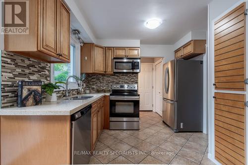 2165 Meadowbrook Road, Burlington (Mountainside), ON - Indoor Photo Showing Kitchen With Double Sink