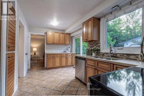 2165 Meadowbrook Road, Burlington (Mountainside), ON - Indoor Photo Showing Kitchen With Double Sink