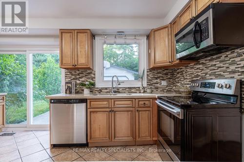 2165 Meadowbrook Road, Burlington (Mountainside), ON - Indoor Photo Showing Kitchen