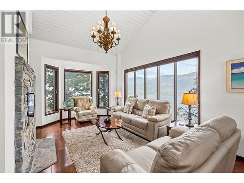 1252 Kyndree Court, Kelowna, BC - Indoor Photo Showing Living Room