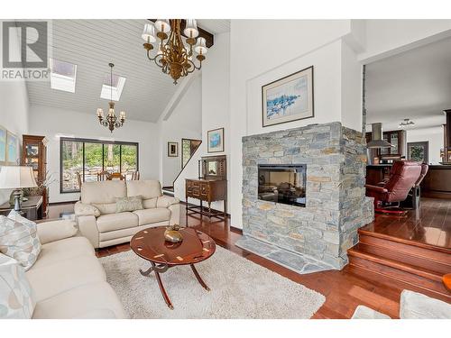 1252 Kyndree Court, Kelowna, BC - Indoor Photo Showing Living Room With Fireplace