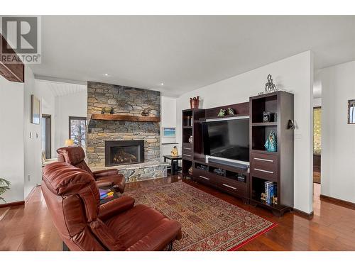 1252 Kyndree Court, Kelowna, BC - Indoor Photo Showing Living Room With Fireplace