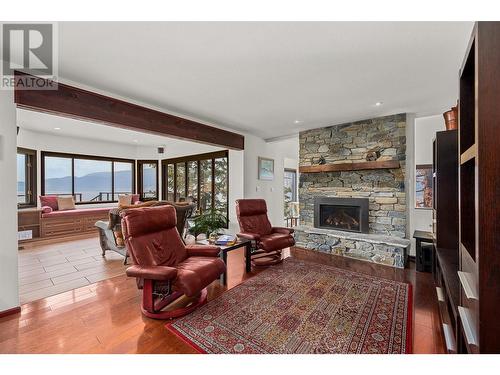 1252 Kyndree Court, Kelowna, BC - Indoor Photo Showing Living Room With Fireplace