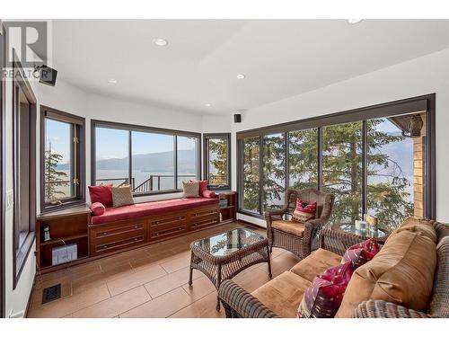 1252 Kyndree Court, Kelowna, BC - Indoor Photo Showing Living Room