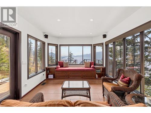 1252 Kyndree Court, Kelowna, BC - Indoor Photo Showing Living Room