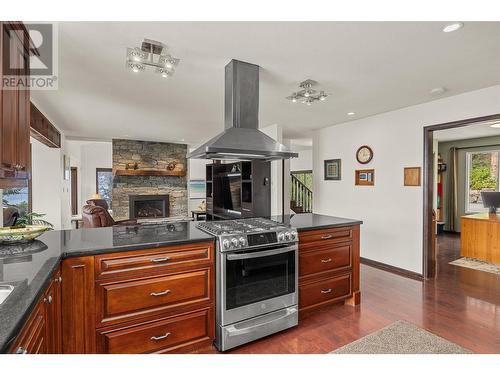 1252 Kyndree Court, Kelowna, BC - Indoor Photo Showing Kitchen