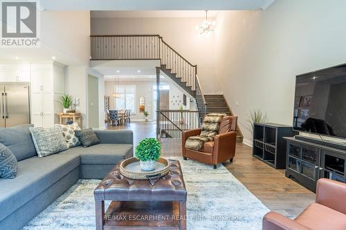 374 Woodworth Drive W, Hamilton, ON - Indoor Photo Showing Living Room